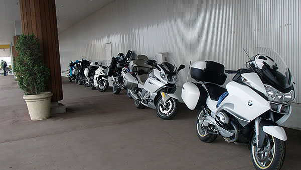 軒下にバイクを停めるスペース